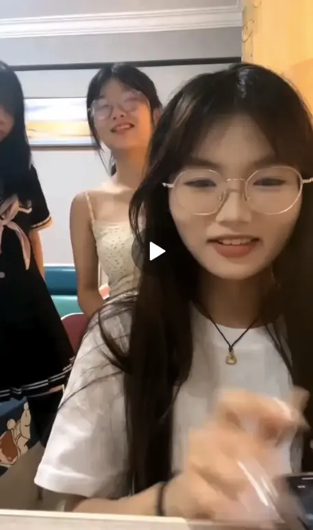 《困困兔》HD高清1080P完整版免费在线观看-《困困兔2》夸克网盘资源无删减下载-青春搞笑剧情无广告播放